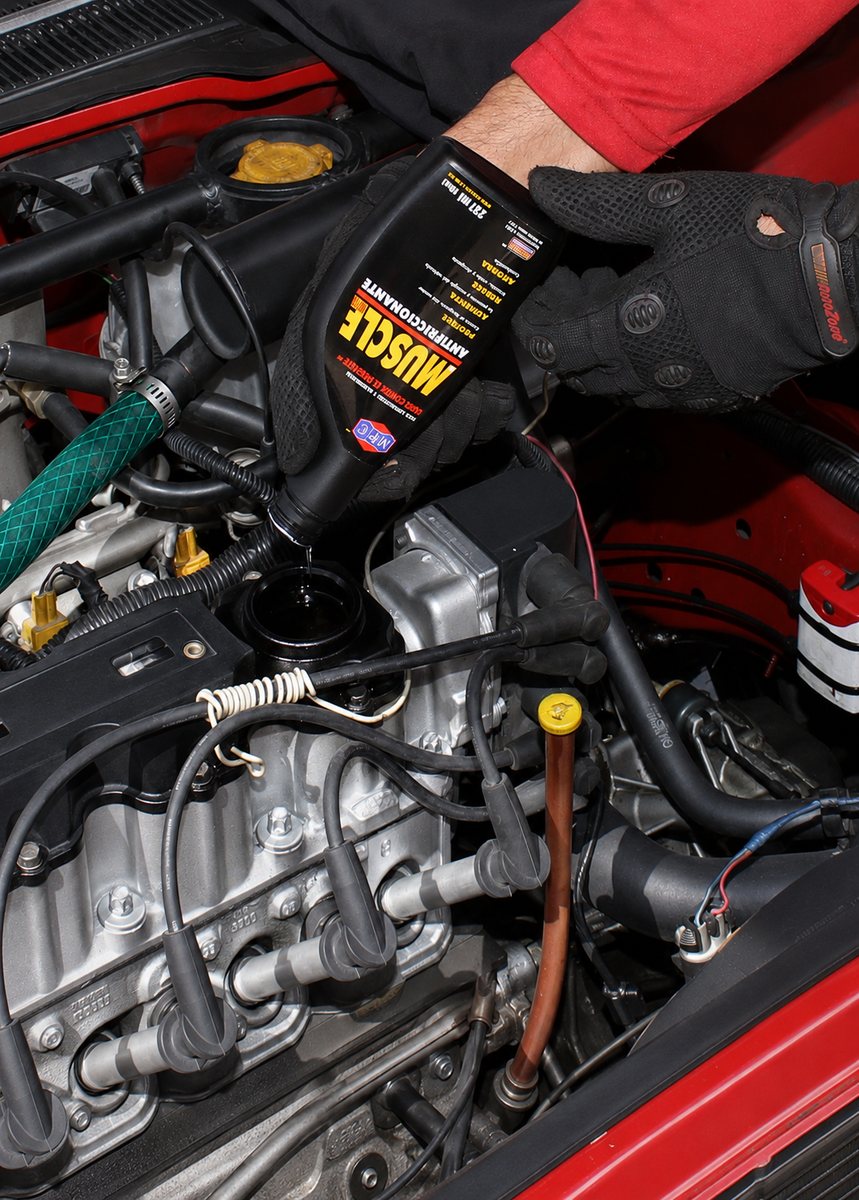 Aplicación de Muscle MT-10 antifriccionante directamente en el motor