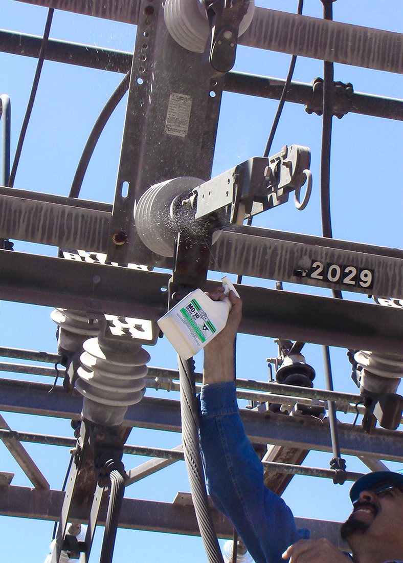 Aplicación de Moist Out MO-10 en un aislador de una instalación eléctrica