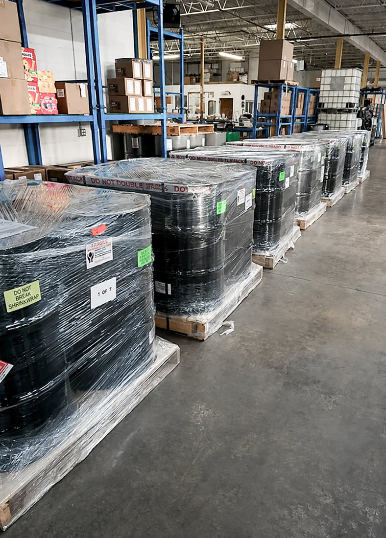 Almacén de Muscle Lubricants en México con producto en tarimas listo para distribución